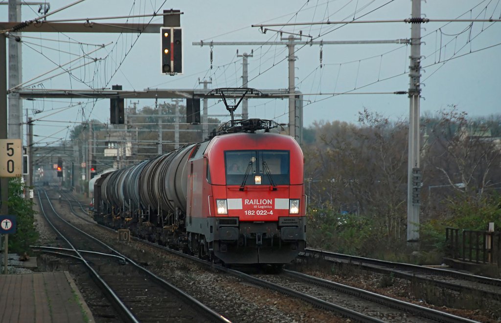 Railion 182 022, am 09.11.2009 kurz vor Wien Haidestrae.