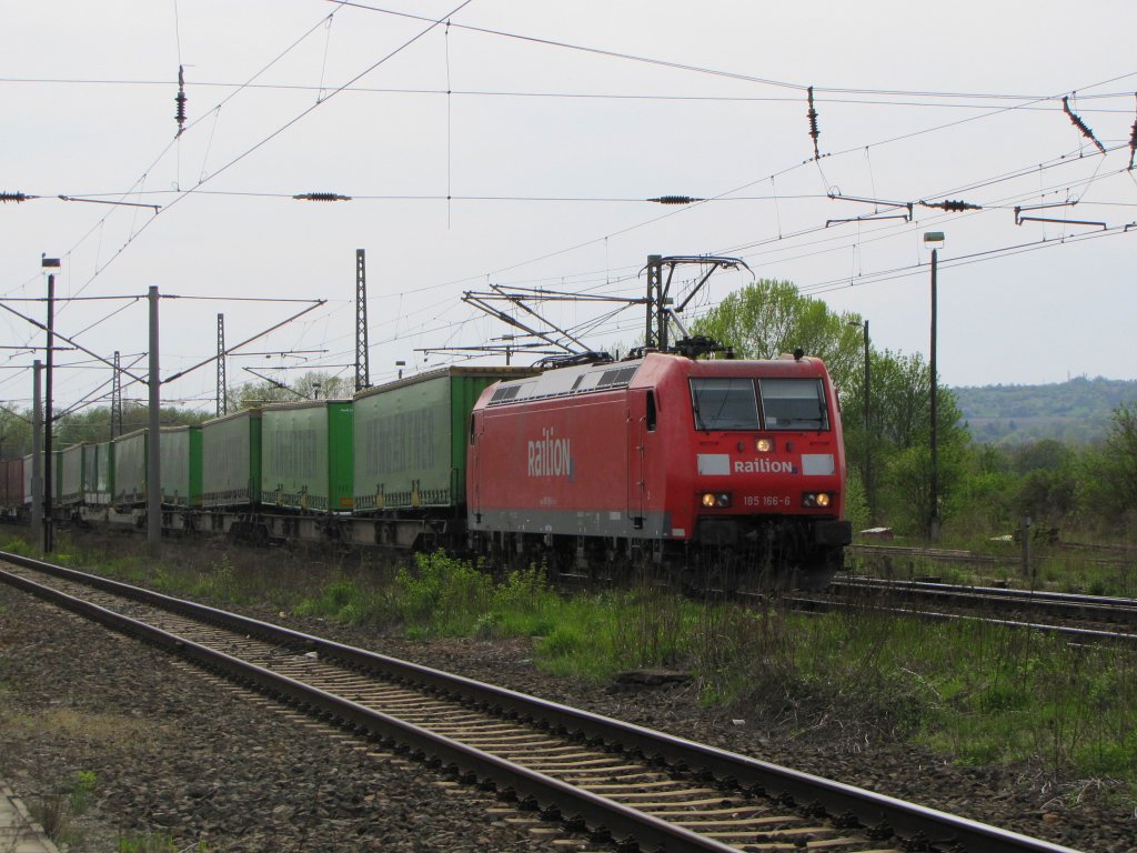 Railion 185 166-6 mit einem Hangartner-KLV von Verona nach Rostock, in Naumburg (S); 29.04.2010