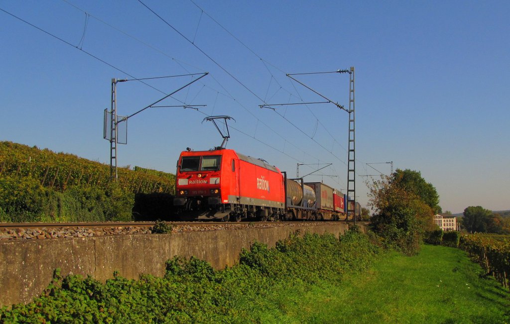 Railion 185 178-1 mit dem TEC 43256 von Verona-Quadrante Europa (I) nach Kln Eifeltor, bei Erbach (Rheingau); 10.10.2010