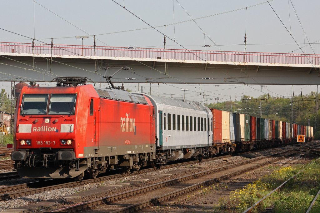 Railion 185 182 zieht am 20.4.11 einen Milit�rwagen und einen Containerzug durch Duisburg-Entenfang.Auf allen Containern stand Explosiv!. 