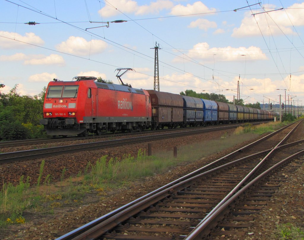 Railion 185 190-6 (185 190-6 D-DB) mit PKP-Kohlewagen Richtung Groheringen, in Naumburg (Saale); 06.09.2010
