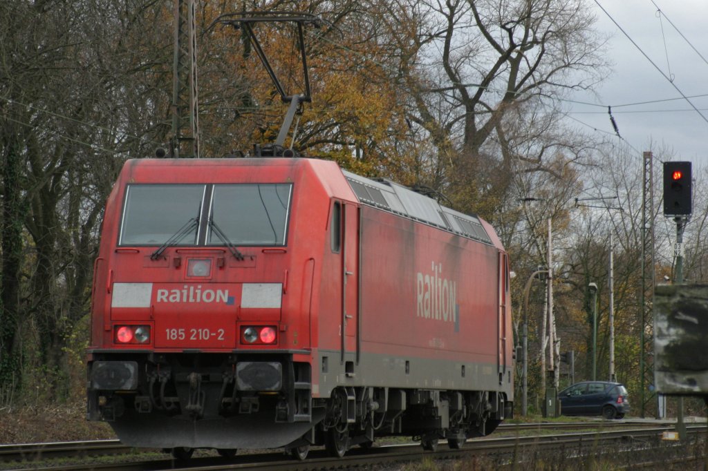 Railion 185 210-2 wartet in Ratingen-Lintorf auf Weiterfahrt