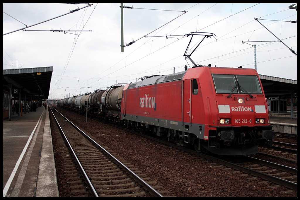 Railion 185 212-8 mit Kesselwagenzug (Berlin Schnefeld Flughafen, 06.03.2010)