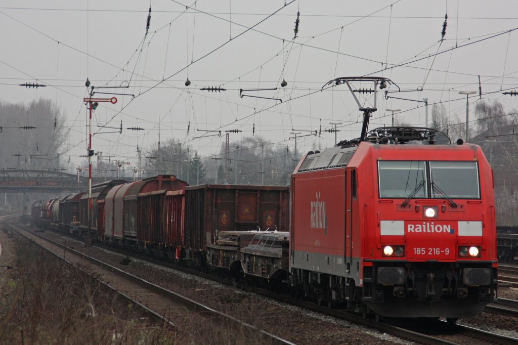 Railion 185 216-9 am 18.2.11 mit einem gemischten Gterzug bei der Durchfahrt durch Dsseldorf-Rath.