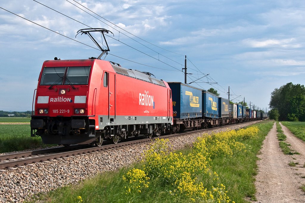 Railion 185 221 war am 12.05.2012 mit diesem Zug um 08:45 kurz nach Tulln Stadt Richtung St. P�lten unterwegs. 