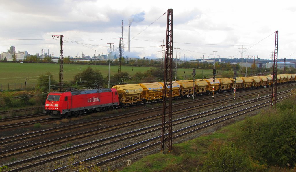 Railion 185 222-7 mit skw-Harnstoffwagen aus Piesteritz, bei der Einfahrt in Gro�korbetha Rbf; 25.10.2010