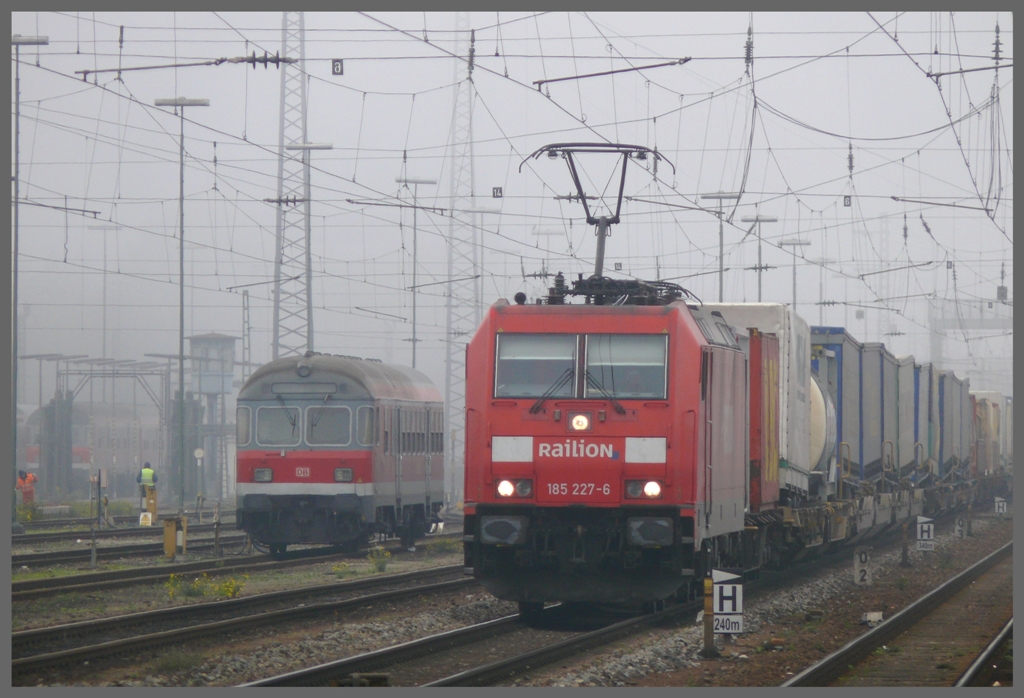 Railion 185 227-6 mit KLV-Zug in Regensburg. (27.10.2010)