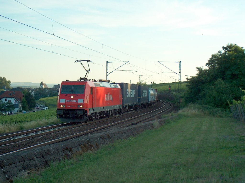 Railion 185 233-4 mit einem gemischten Gterzug Richtung Wiesbaden, bei Hattenheim; 30.06.2008