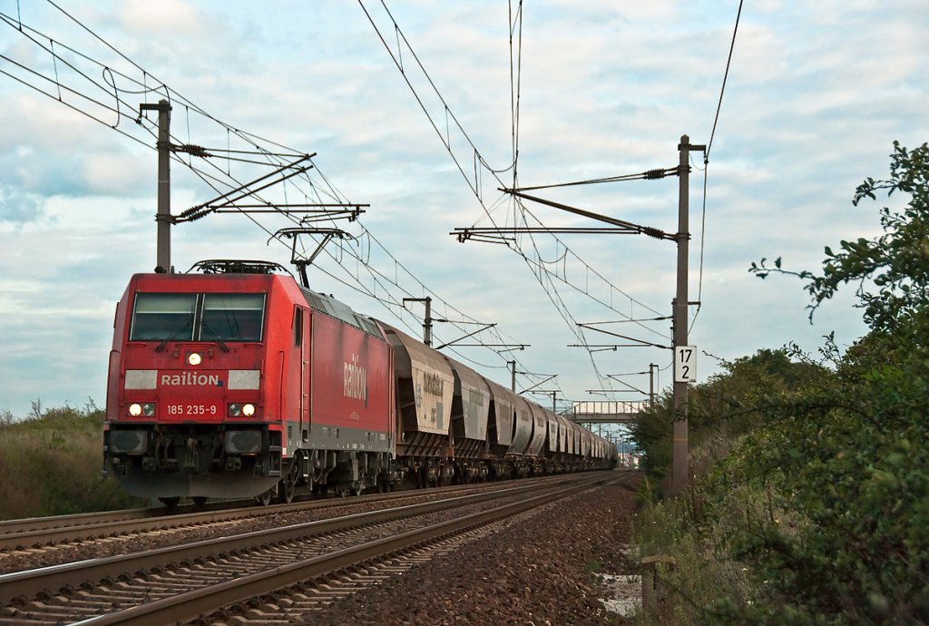 Railion 185 235 befrdert am spten Nachmittag diesen Getreidezug Richtung Wien. Gramatneusiedl, am 30.09.2010.