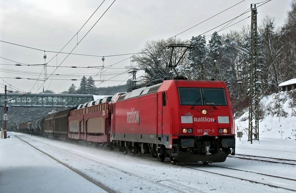 Railion 185 237, am 04.12.2010 unterwegs durchs winterliche Tullnerbach-Pressbaum, Richtung Wien am frhen Nachmittag.