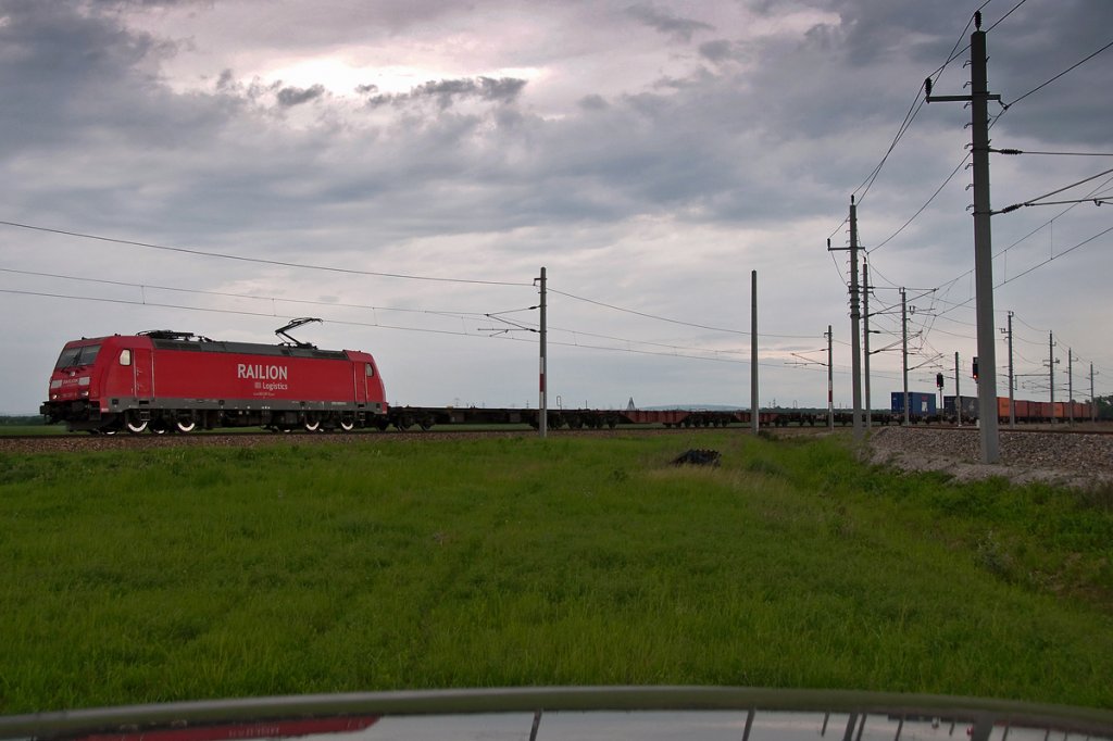 Railion 185 287 im Tullnerfeld, unterwegs Richtung St. Plten bei Gewitterstimmung. Diese Aufnahme konnte der vom Zug ziemliche berraschte Fotograf am 12.05.2012 festhalten.