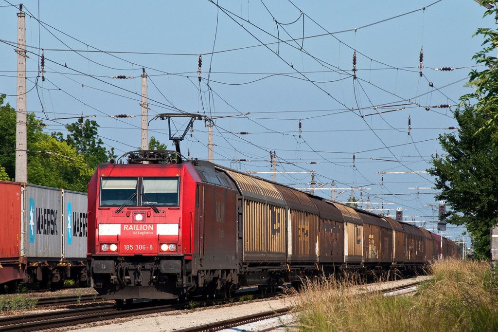 RAILION 185 306, war am 17.06.2013 durch Wien Oberlaa unterwegs.