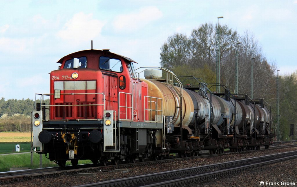 Railion 294 717-4 berfhrung Richtung Schwandorf, KBS 855 Hof - Regensburg, fotografiert in Irlaching am 25.04.2012