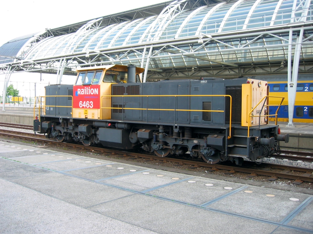 Railion #6463 steht 6/7/2004 in Amsterdam Centraal Hauptbahnhof.