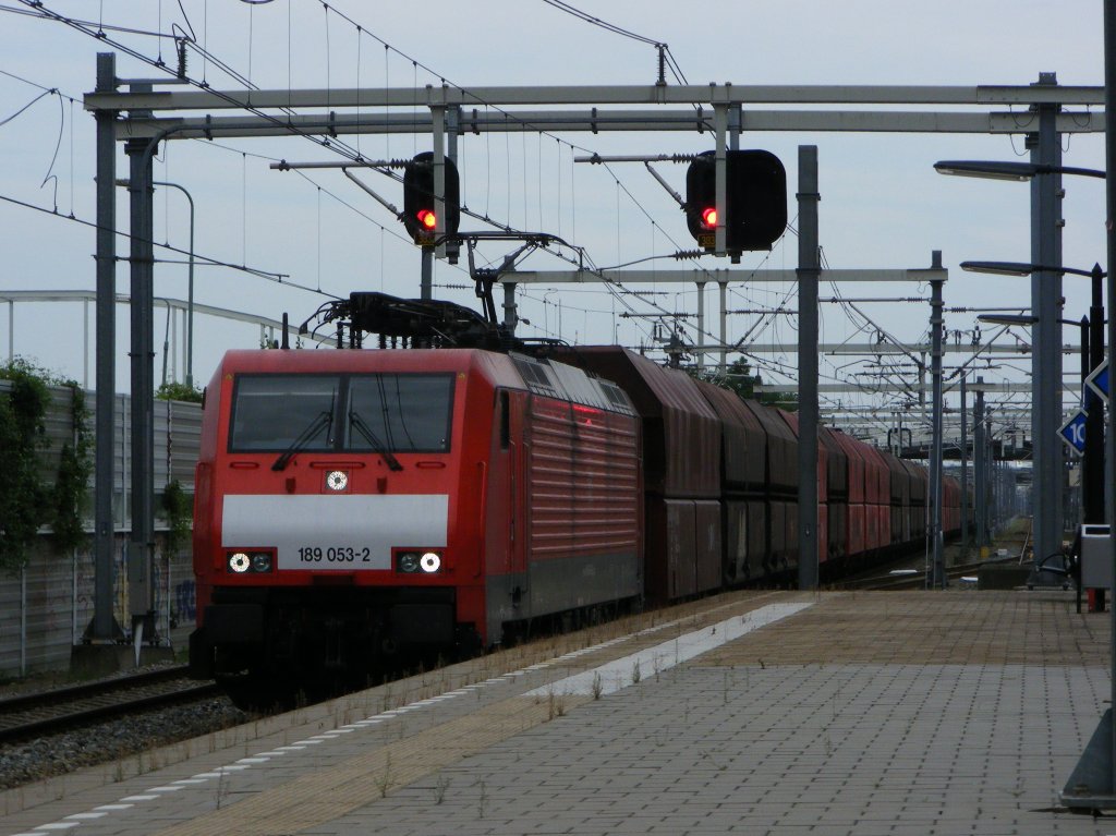 Railion BDS 189 053 durchfahrt mit leerem Kohlenzug aus dem Ruhrgebiet/Emmerich nach Amsterdam Westhafen dem modernen Bahnhofsbereich von Maarssen/Zuilen-Utrecht 2-8-12
