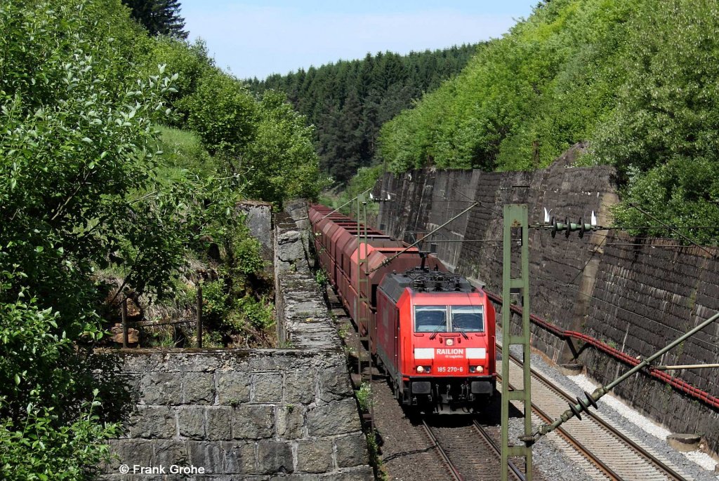 Railion DB Logistic 185 270-6 mit Ganzzug Erzpellets nach Linz (Danke an Kay fr die Info!), KBS 880 Nrnberg - Passau, fotografiert bei Kleinalfalterbach am 25.05.2012 --> am Schluss des Zuges befand sich 185 363-9 als Schiebelok 