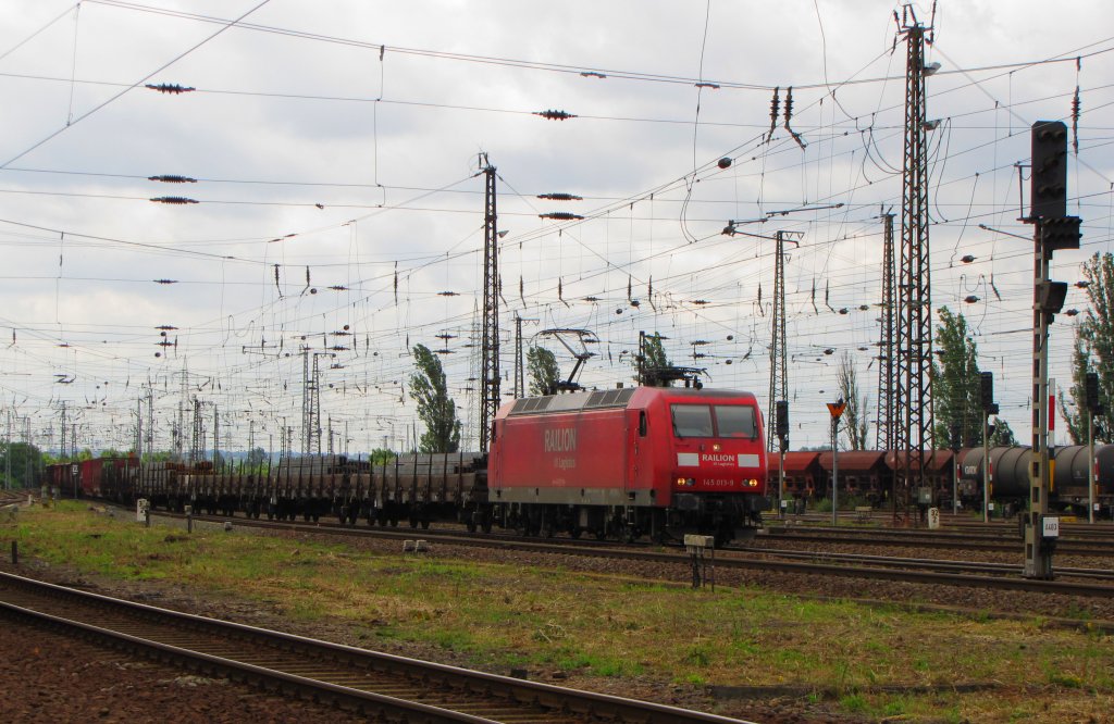 RAILION DB Logistics 145 013-9 mit einem gemischten Gterzug Richtung Merseburg, am 25.06.2012 in Grokorbetha.