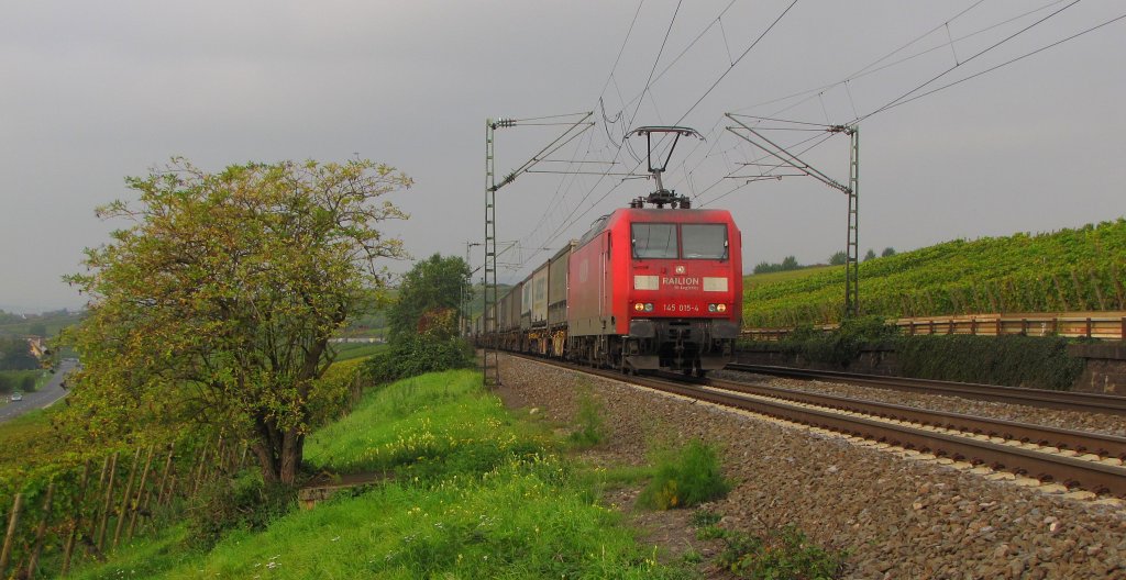 RAILION DB Logistics 145 015-4 mit dem TEC 40097 von Muizen (B) nach Gallarate (I), am 07.10.2010 bei Erbach (Rheingau).