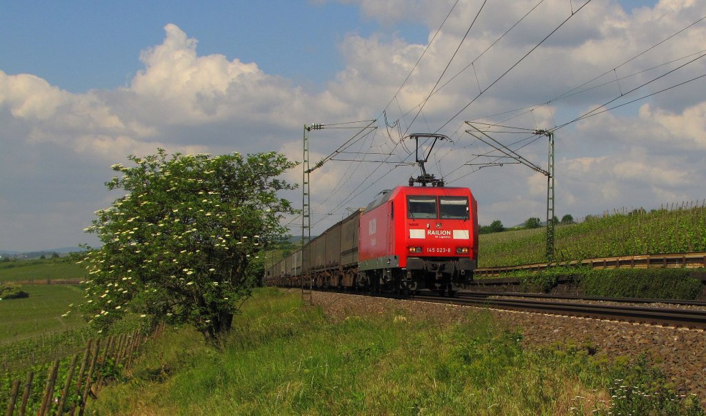 RAILION DB Logistics 145 023-9 mit dem TEC 40097 von Muizen nach Gallarate, bei Erbach (Rheingau); 13.05.2011