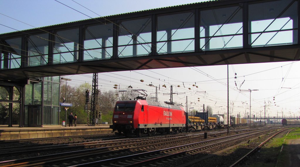 RAILION DB Logistics 145 071-7 mit einem gemischten Gterzug Richtung Wiesbaden, in Mainz-Bischofsheim; 29.03.2011