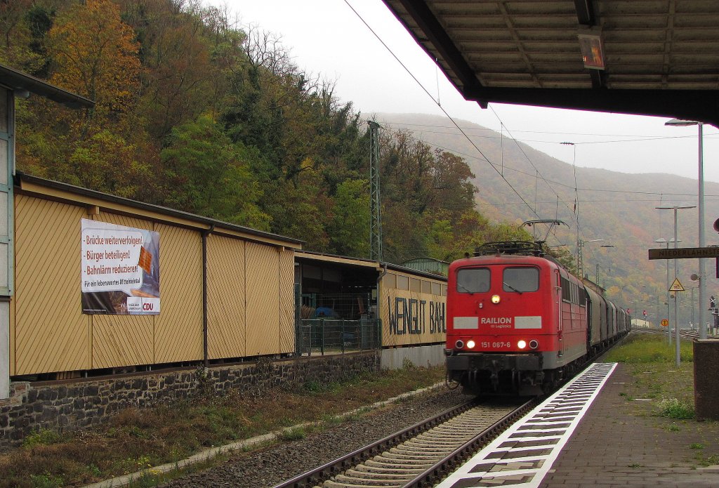 RAILION DB Logistics 151 067-6 mit einem gemischten Gterzug Richtung Koblenz, in Kaub; 01.11.2011