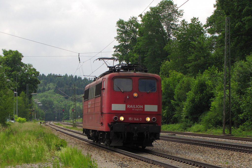 RAILION DB Logistics 151 144-3 als Tfzf Richtung Mnchen, in Assling (Obb); 28.05.2011