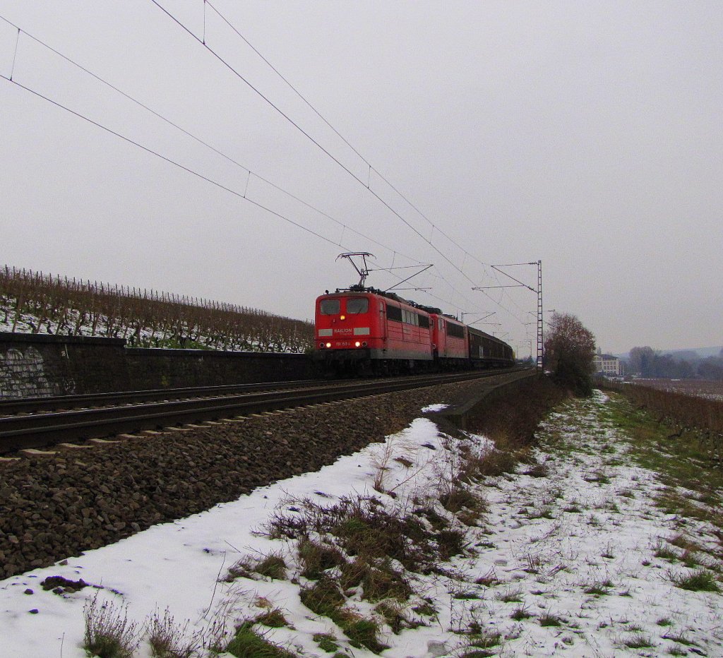 RAILION DB Logistics 151 153-4 + DB 155 086-2 mit einem gemischten Gterzug Richtung Koblenz, bei Erbach (Rheingau); 24.12.2009 