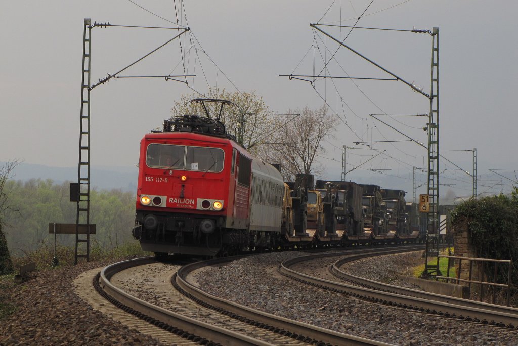 RAILION DB Logistics 155 117-5 mit einem Militrzug Richtung Wiesbaden, bei Erbach (Rheingau); 30.03.2011