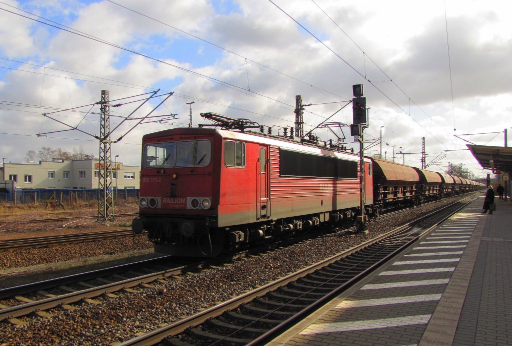 RAILION DB Logistics 155 171-2 mit einem Ganzwagenzug Richtung Bitterfeld, am 20.02.2012 in Delitzsch unt Bf.