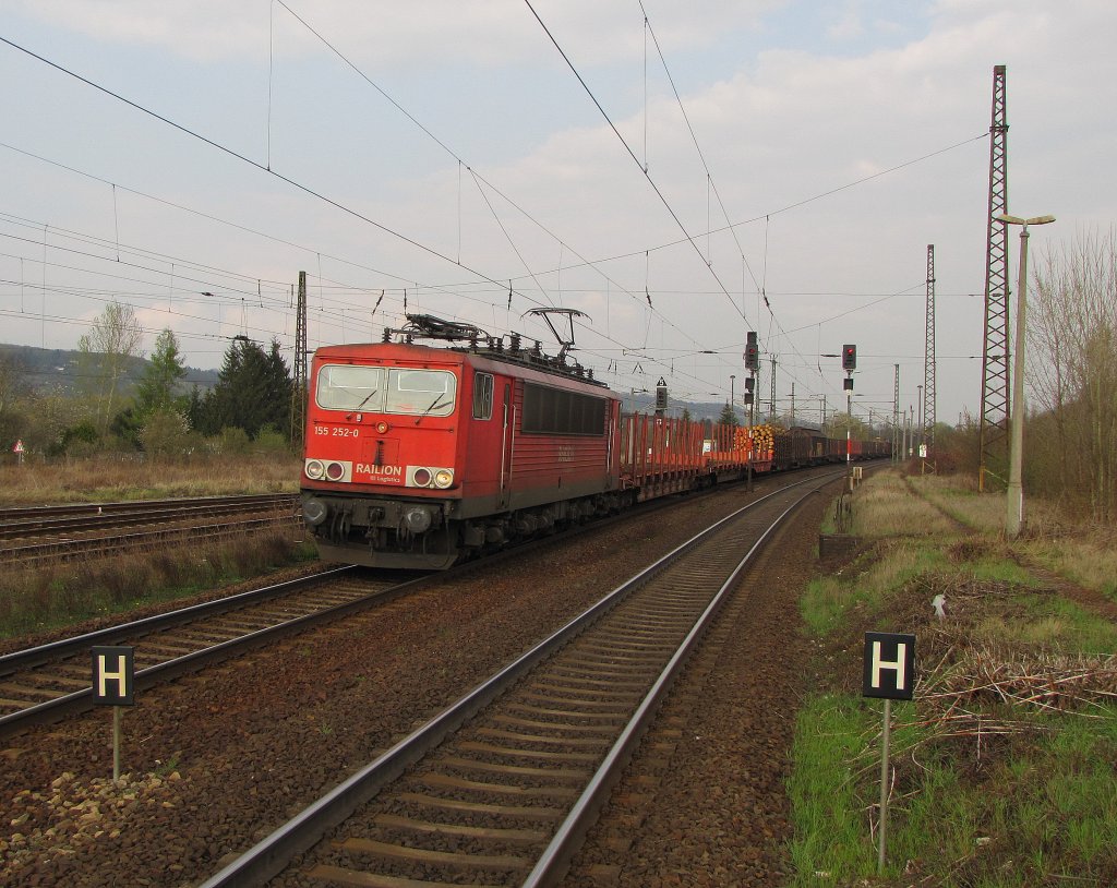 RAILION DB Logistics 155 252-0 mit einem gemischten Gterzug Richtung Groheringen, am 13.04.2012 in Naumburg (S) Hbf.