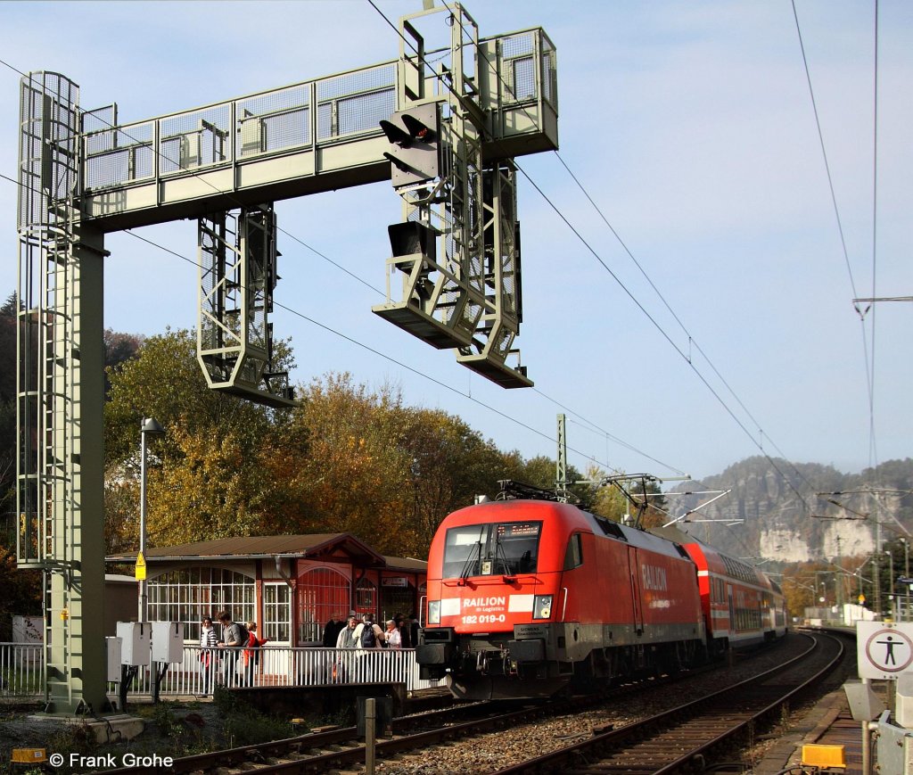 Railion DB Logistics 182 019-0 vor S 37725 Meien Triebischtal - Schna, KBS 241.1 S-Bahn Dresden S1 Meien Triebischtal - Dresden - Schna, fotografiert im Bhf. Rathen am 31.10.2011