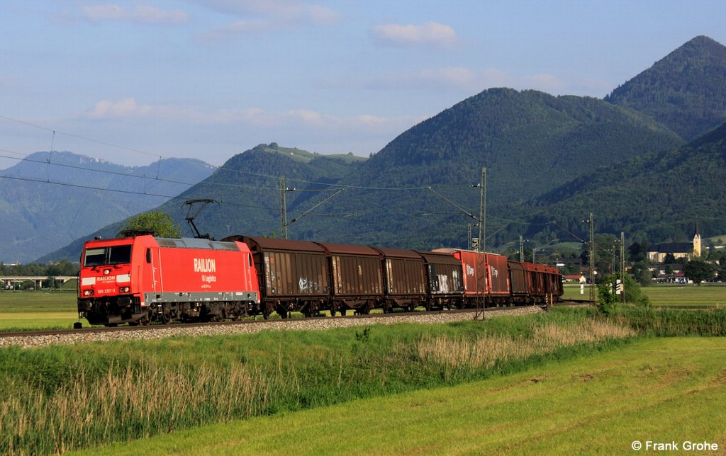 Railion DB Logistics 185 257-3 vor Gterzug Richtung Rosenheim, KBS 951 Salzburg - Rosenheim - Mnchen, fotografiert bei Weisham am 14.05.2012