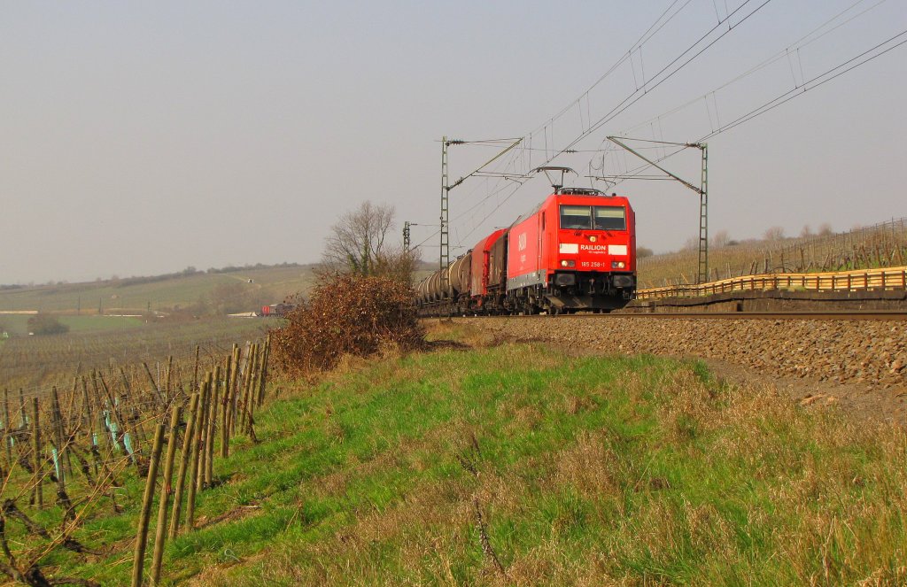 RAILION DB Logistics 185 258-1 mit einem gemischten Gterzug Richtung Wiesbaden, am 23.03.2012 im Rheingau bei Erbach.