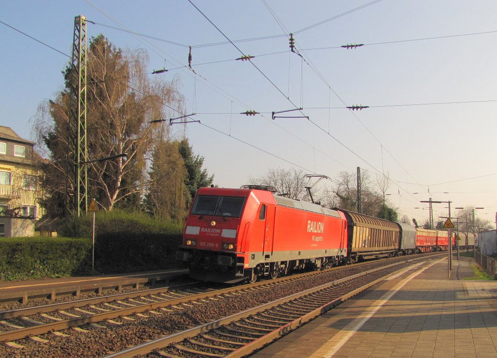 RAILION DB Logistics 185 288-8 mit einem gemischten Gterzug Richtung Koblenz, in Erbach (Rheingau); 29.03.2011