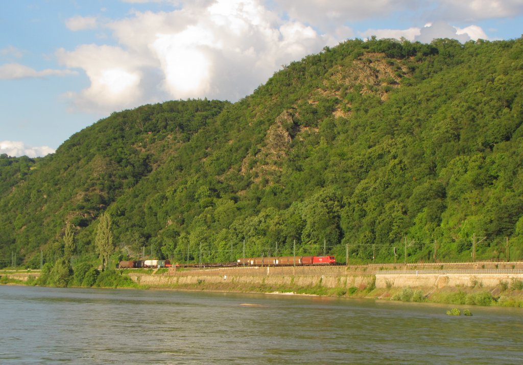 RAILION DB Logistics 185 305-0 mit einem gemischten Gterzug Richtung Wiesbaden, am 07.07.2012 zwischen St. Goarshausen und dem Rosteintunnel.