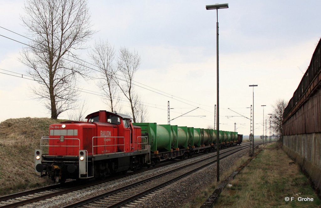 Railion DB Logistics 294 864-4 vor Mllzug aus Straubing, KBS 880 Passau - Regensburg, fotografiert bei Taimering am 03.04.2012 --> rechts sind noch Reste der Verladeanlagen des ehemaligen Bahnhofes Taimering zu erkennen