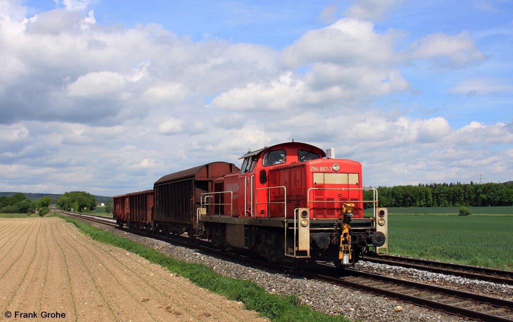 Railion DB Logistics 294 867-7 mit 3 Gterwagen Richtung Regensburg, KBS 855 Hof - Regensburg, fotografiert bei Zeitlarn am 09.05.2012