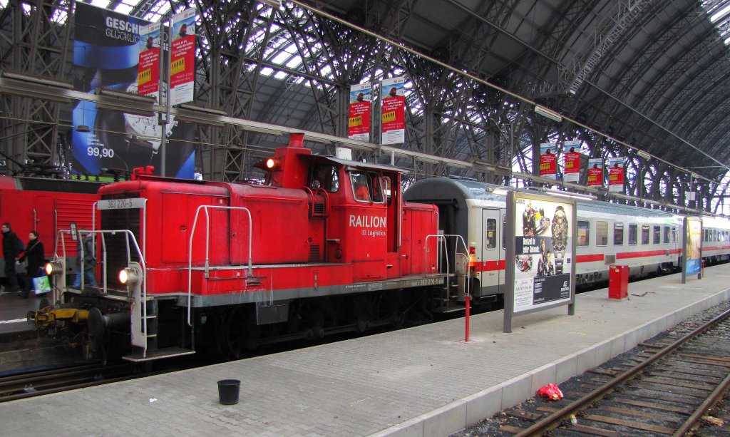 RAILION DB Logistics 363 220-5 bei der Bereitstellung des IC 2054 nach Saarbrcken Hbf, in Frankfurt (M) Hbf; 22.12.2010