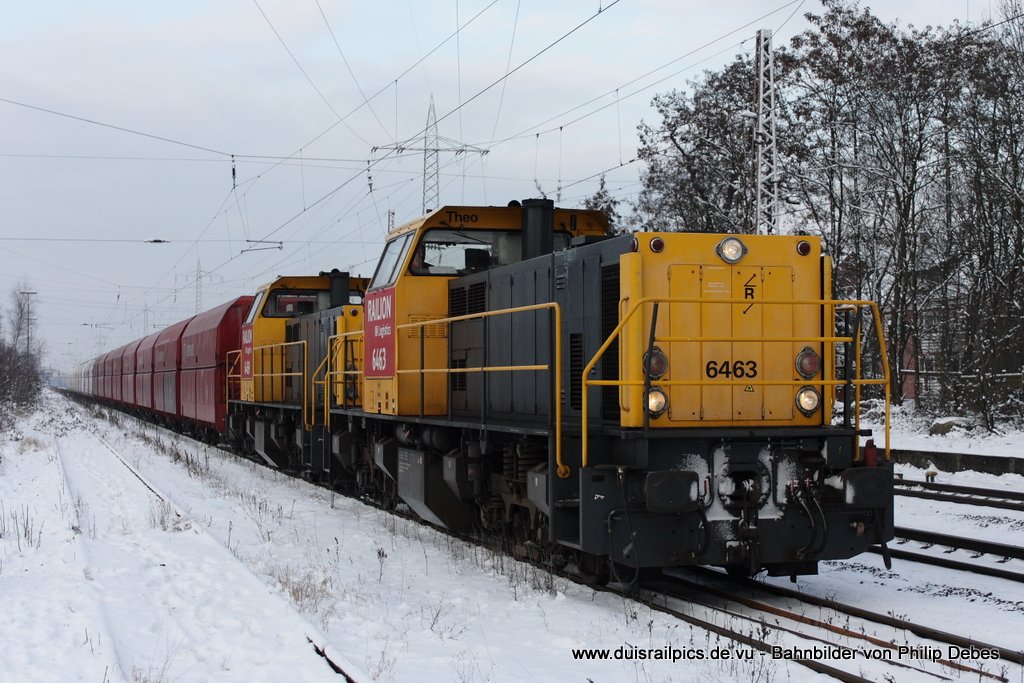 Railion DB Logistics 6463 und 6469 fahren am 4. Januar 2010 um 14:59 Uhr mit einem Gterzug auf das Nebengleis in Ratingen Lintorf