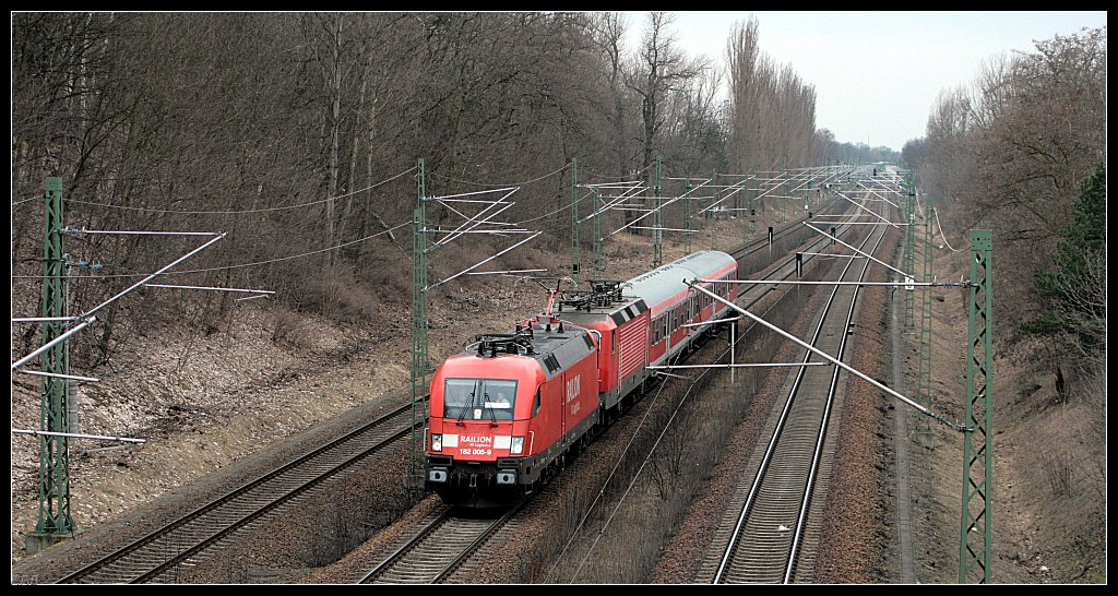 RAILION Logistics 182 005-9 mit Wagenlok DB 143 947-0 im Berliner S-Bahnergnzungsverkehr als RB13 zwischen Bln. Hauptbahnhof und Wustermark (gesehen Berlin Westend, Frstenbrunner Brcke am 19.03.2010)