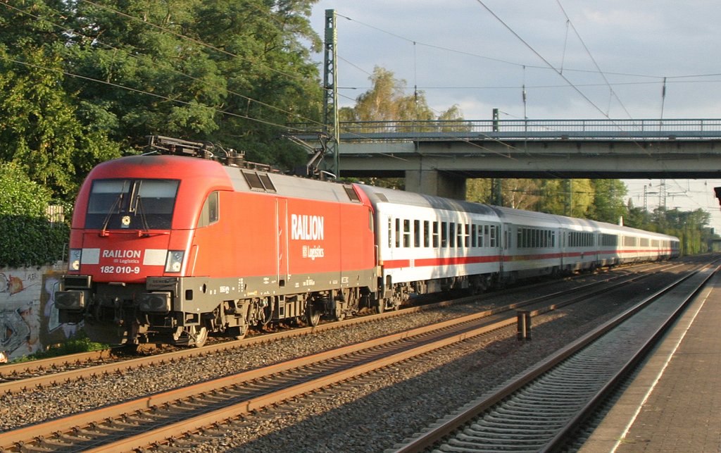 Railion Logistics 182 010 am 5.9.10 mit IC in Dsseldorf-Angermund