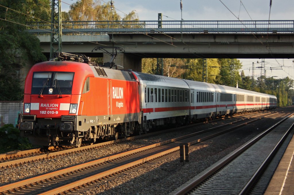Railion Logistics 182 010 am 5.9.10 mit IC 2022 in Dsseldorf-Angermund