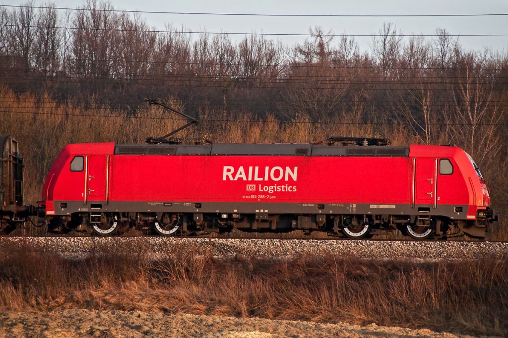 Railion Logistics 185 286, vor einem G�terzug, am 17.03.2012 Richtung Westen. Die Aufnahme enstand am 17.03.2012 bei Neulengbach.