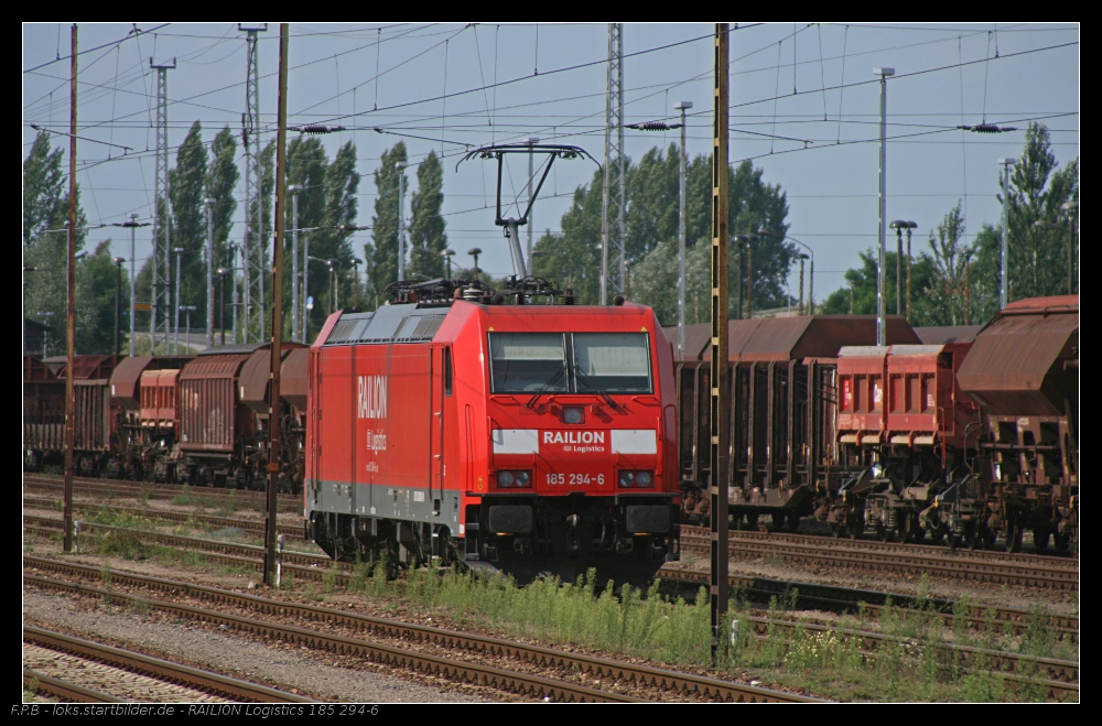 RAILION Logistics 185 294-6 wird sich gleich an das Ende eines Lokzugs stellen und den Feierabend geniessen (Teleaufnahme, gesehen Angerm�nde 21.08.2010)