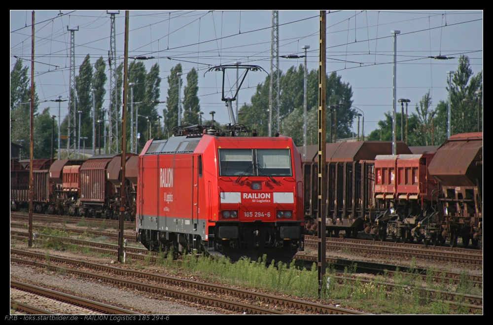 RAILION Logistics 185 294-6 wird sich gleich an das Ende eines Lokzugs stellen und den Feierabend geniessen (Teleaufnahme, gesehen Angermnde 21.08.2010)
