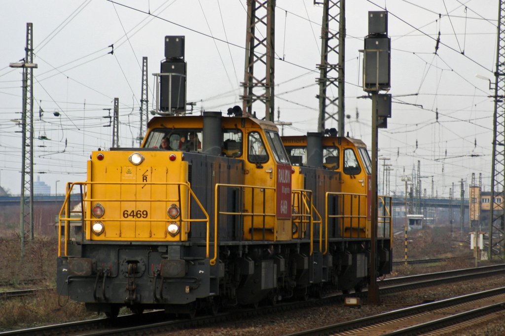 Railion NL 6469 und 6465 durchfahren am 16.12.09 Duisburg-Bissingheim
Gru an die netten Tf`s
