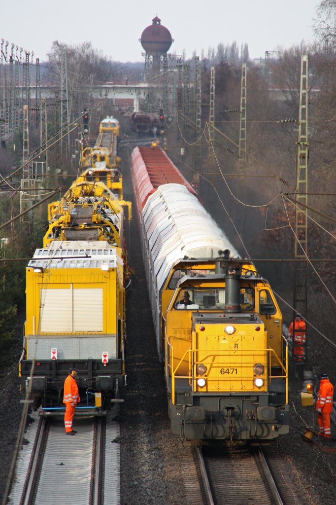 Railion NL 6471 und 64xx fahren am 9.1.10 mit einem Kalkzug durch die Baustelle im Duisburg-Entenfang