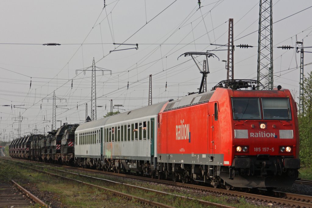 Railions 185 157-5 zieht am 11.4.11 zwei Personenwagen und einen Panzerzug durch Ratingen-Lintorf.Gru an die winkenden Soldaten !