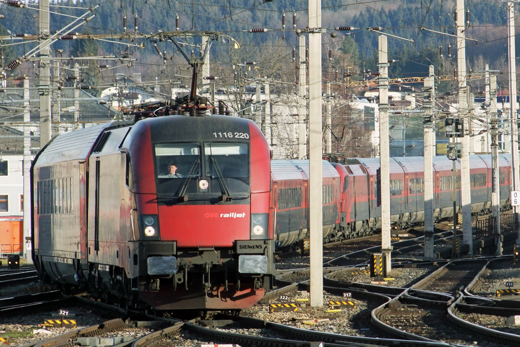 Railjet 1116 220 bei der Einfahrt in Salzburg 16.1.2011