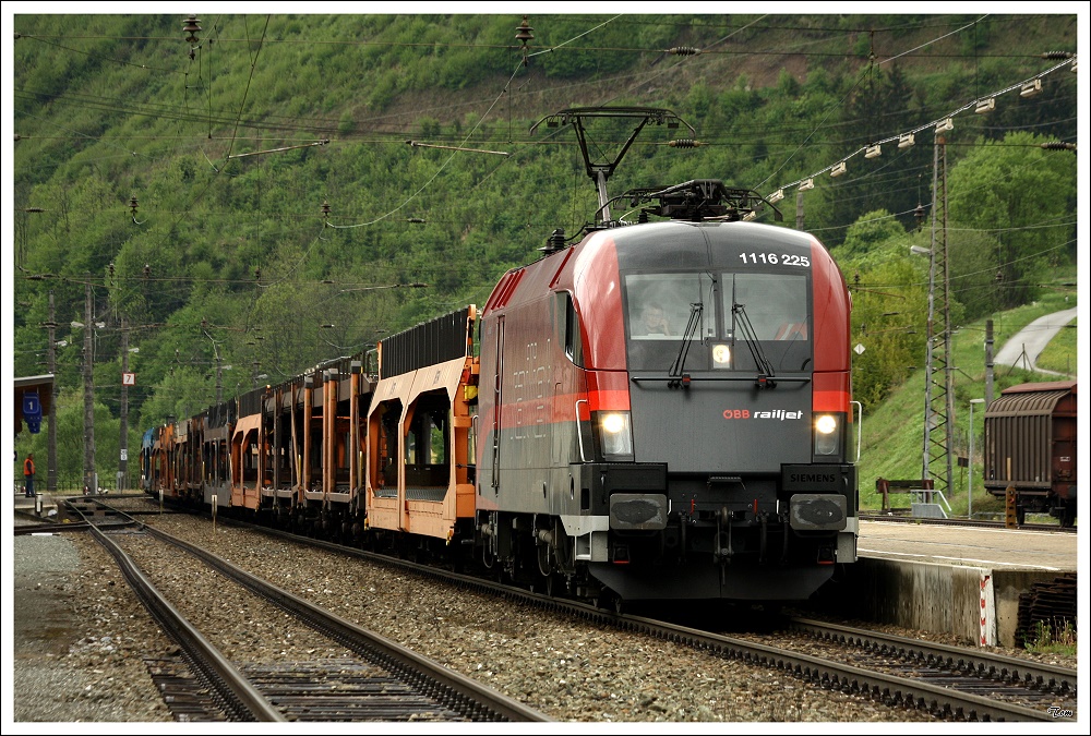 Railjet 1116 225 f�hrt mit einem Autoleerzug durch den Unzmarkter Bahnhof. 
12.05.2010